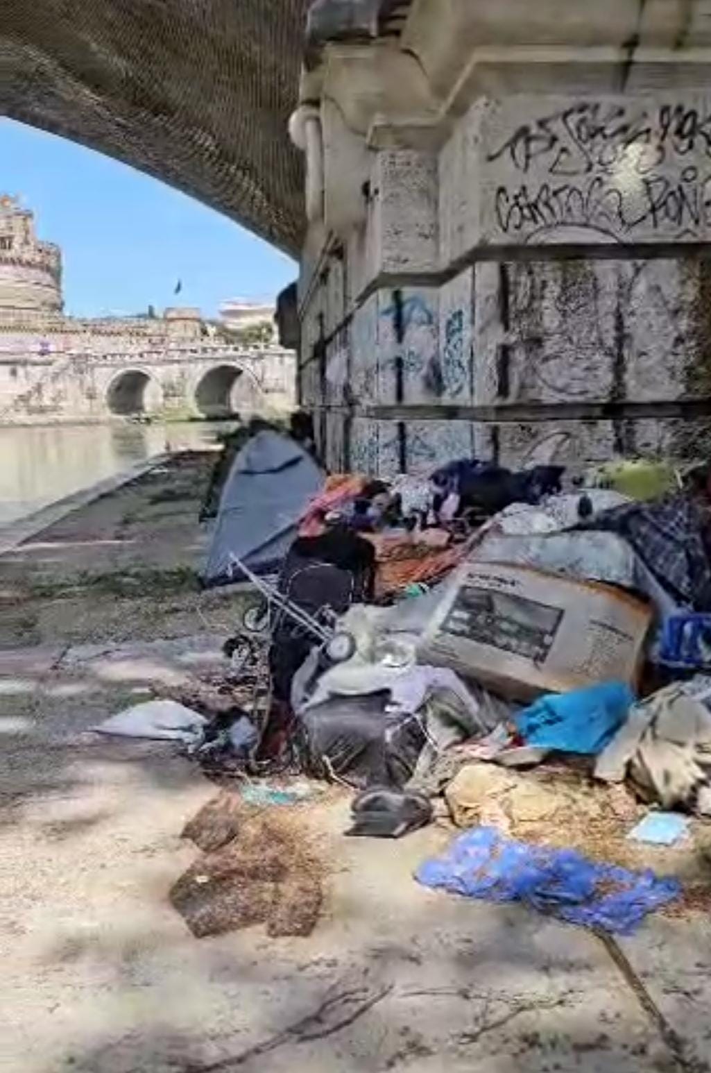 Discarica a cielo aperto sotto ponte Vittorio Emanuele a Roma, Italia dei Diritti grida vergogna
